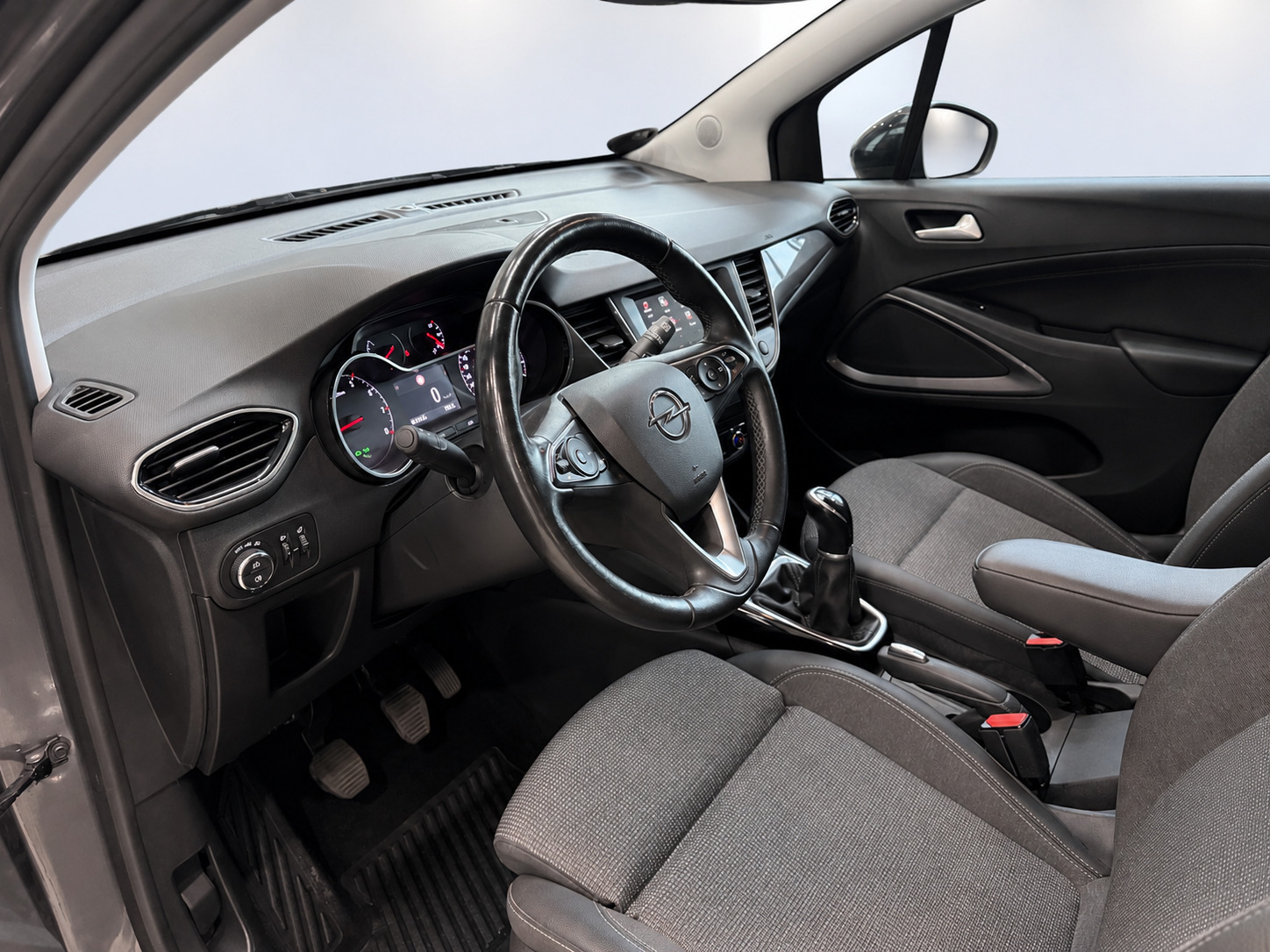 Grå Opel Crossland fra 2021