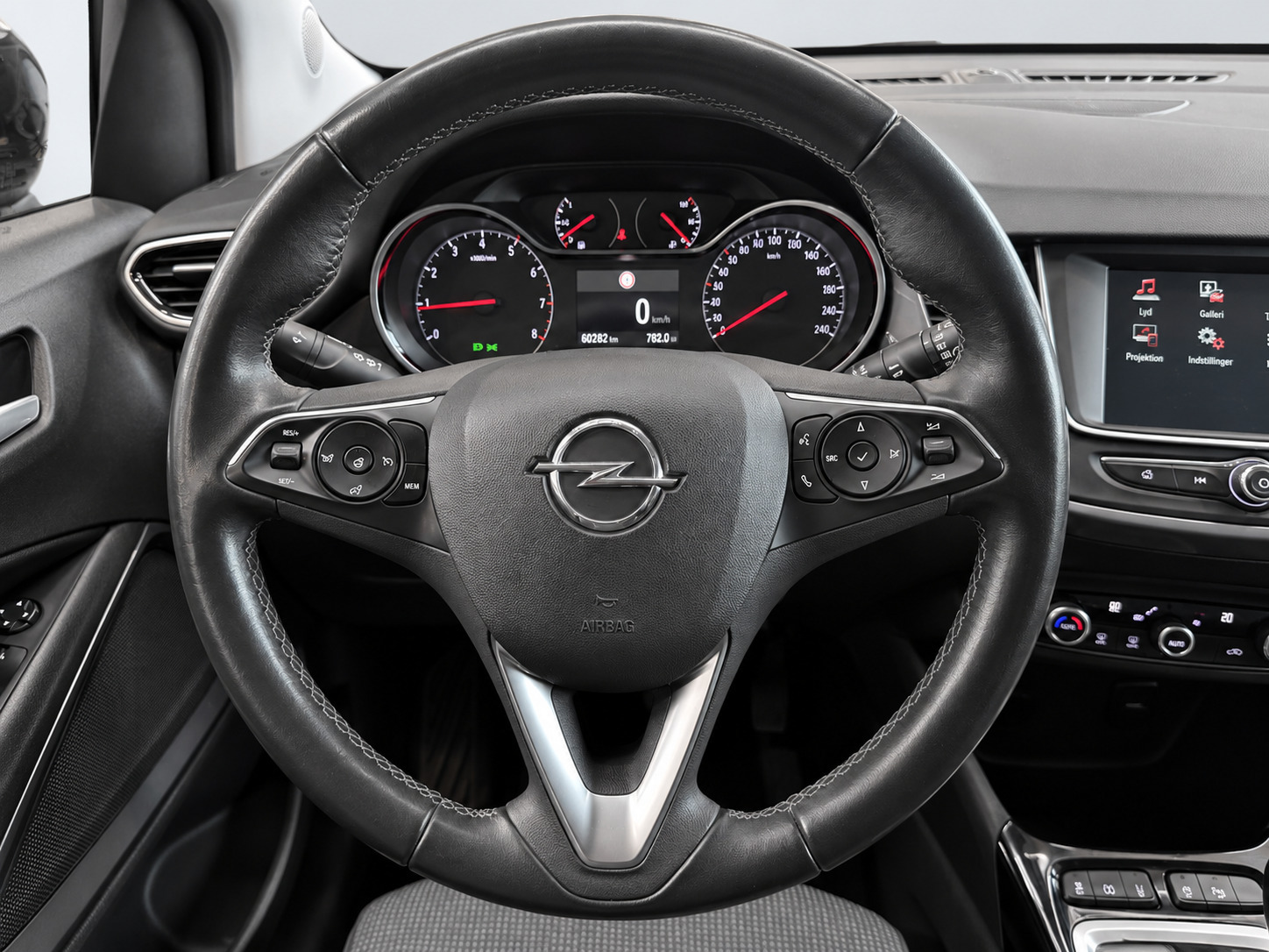 Grå Opel Crossland fra 2021