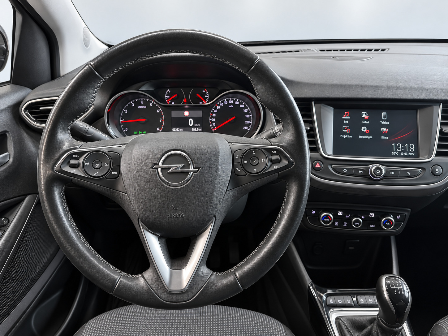 Grå Opel Crossland fra 2021