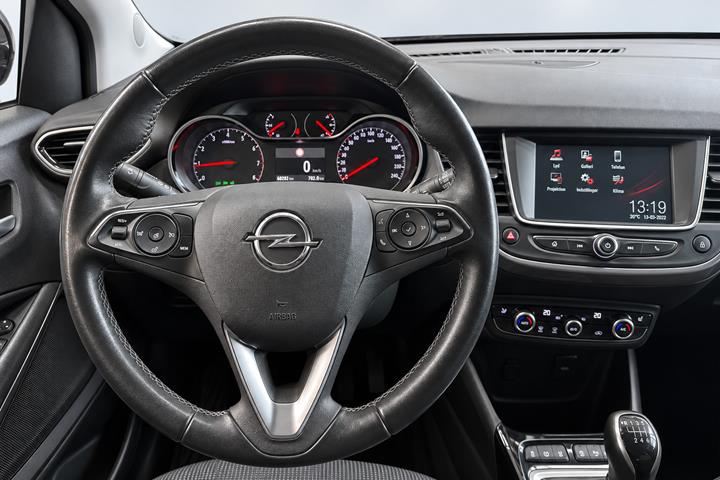 Grå Opel Crossland fra 2021