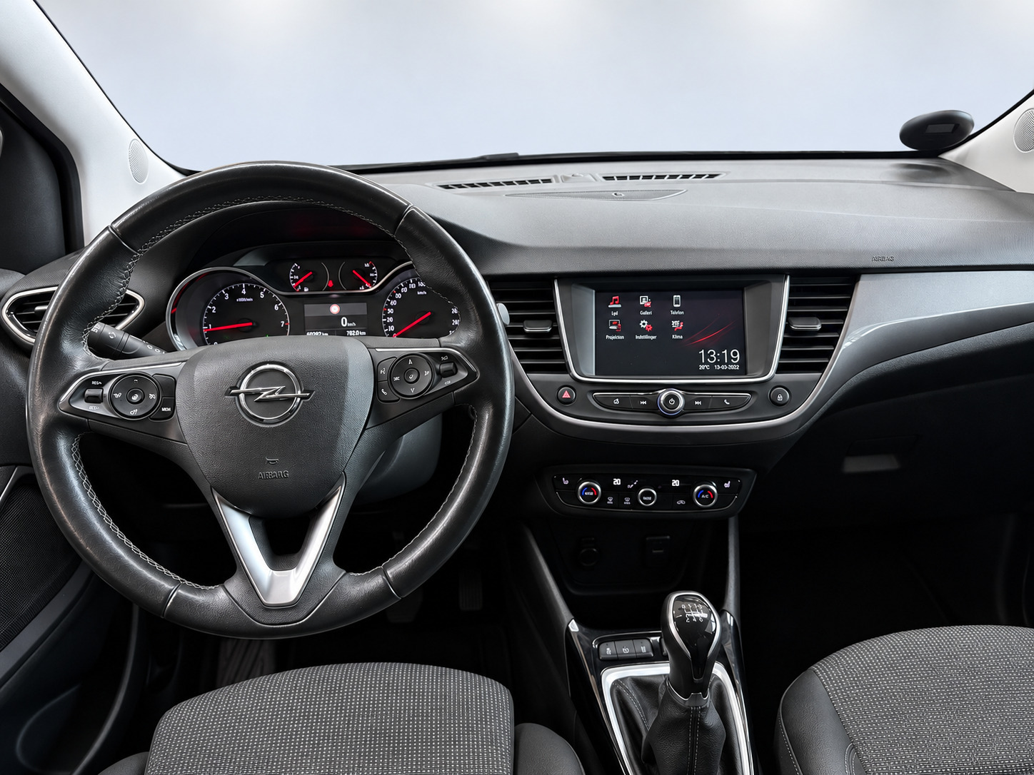 Grå Opel Crossland fra 2021