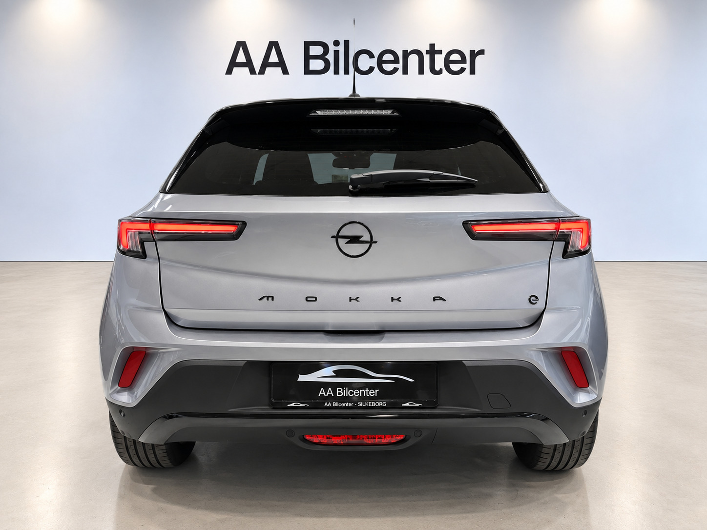 Grå Opel Mokka-e fra 2024