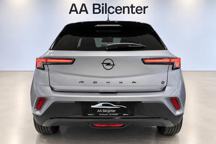 Grå Opel Mokka-e fra 2024