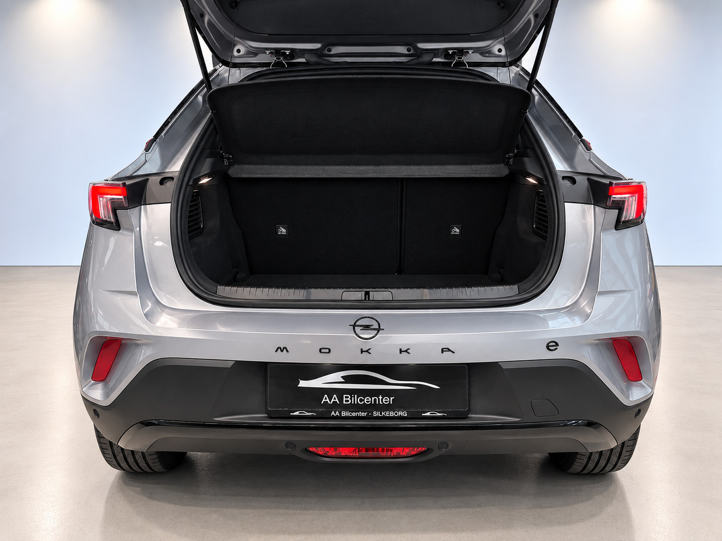Grå Opel Mokka-e fra 2024