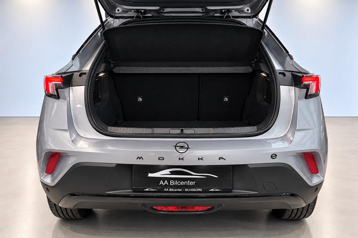 Grå Opel Mokka-e fra 2024