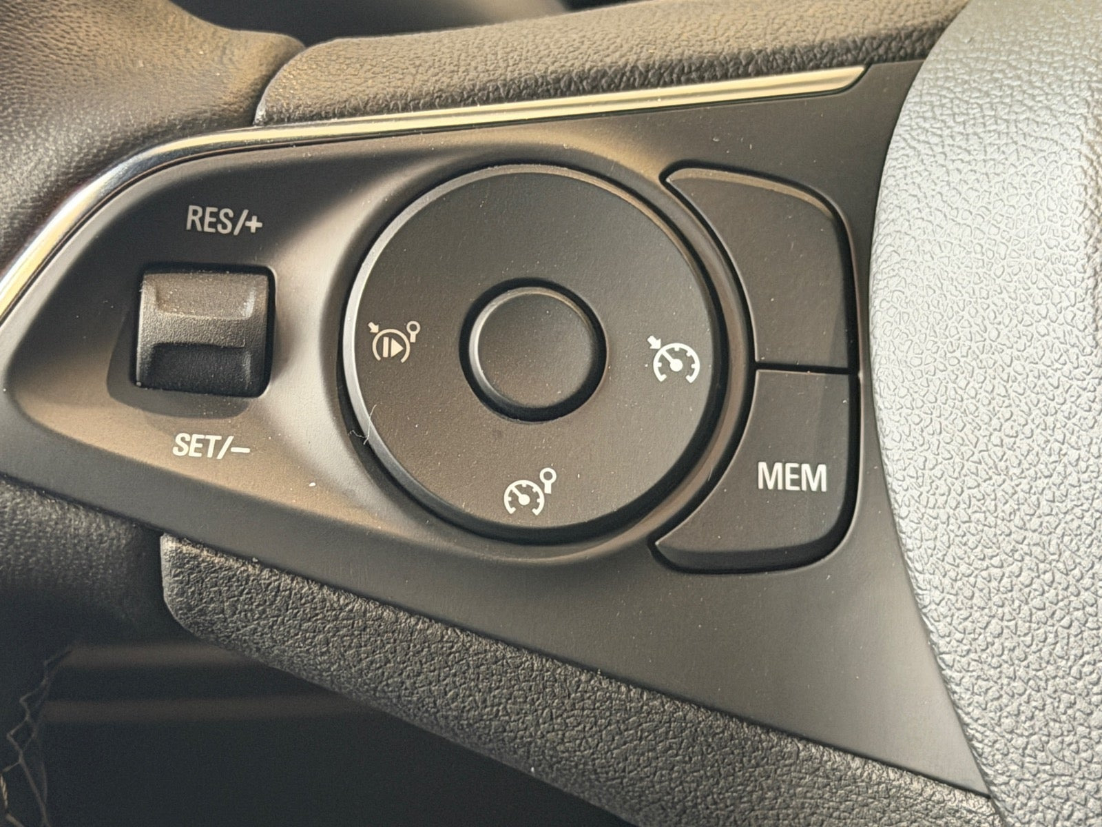 Hvid Opel Mokka-e fra 2024