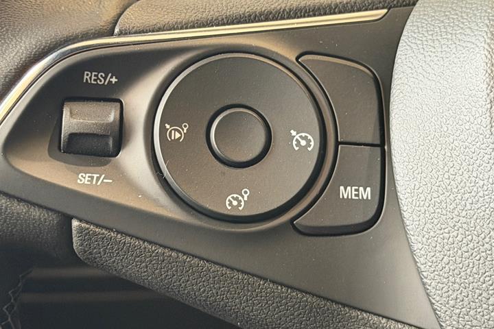 Hvid Opel Mokka-e fra 2024