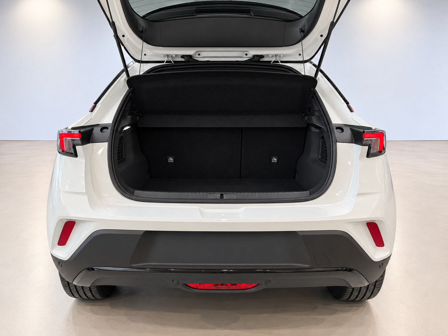 Hvid Opel Mokka-e fra 2024