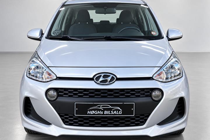 Sølv Hyundai i10 fra 2017