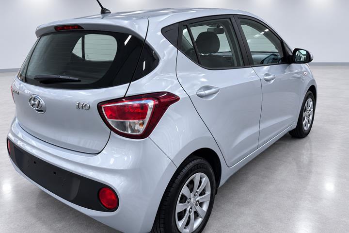 Sølv Hyundai i10 fra 2017