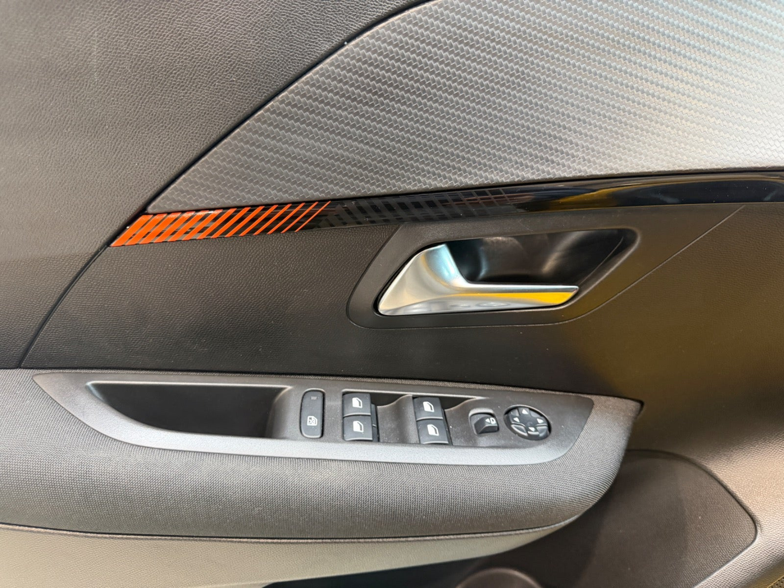 Gul Peugeot 208 fra 2021