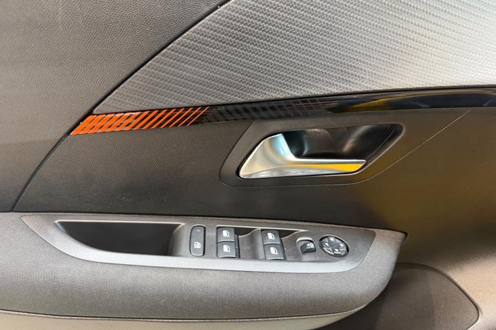 Gul Peugeot 208 fra 2021