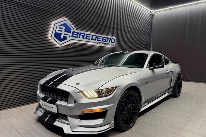 Sølv Ford Mustang fra 2017