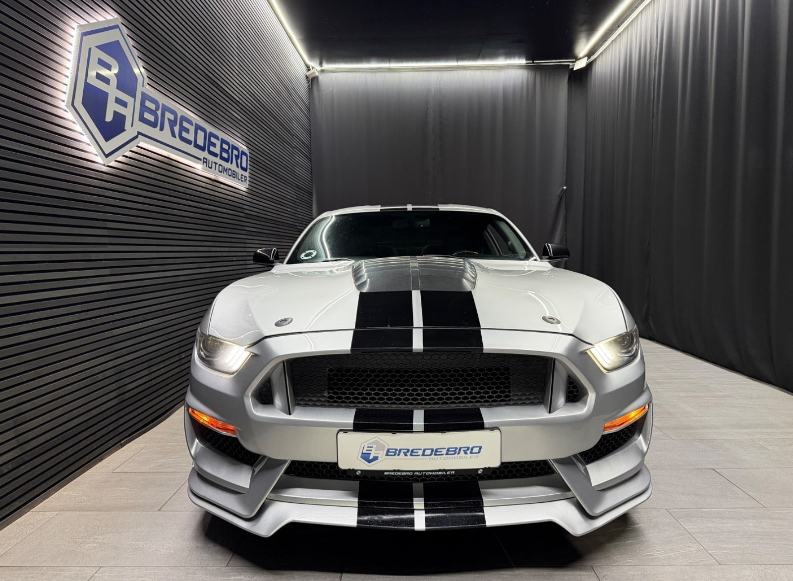 Sølv Ford Mustang fra 2017