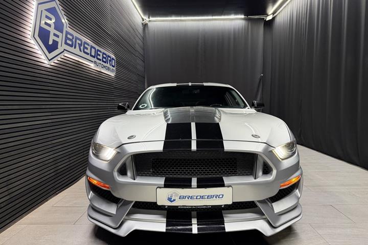 Sølv Ford Mustang fra 2017
