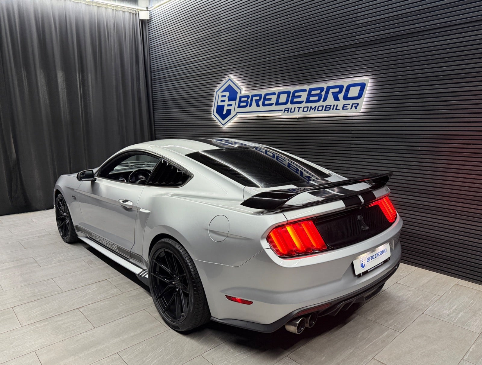 Sølv Ford Mustang fra 2017