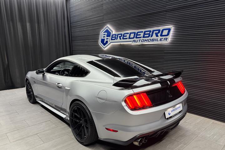 Sølv Ford Mustang fra 2017