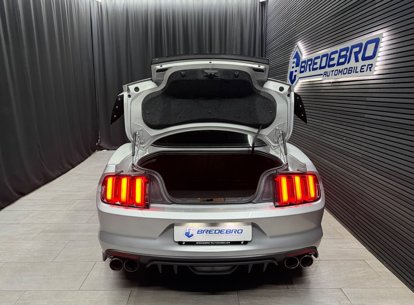 Sølv Ford Mustang fra 2017