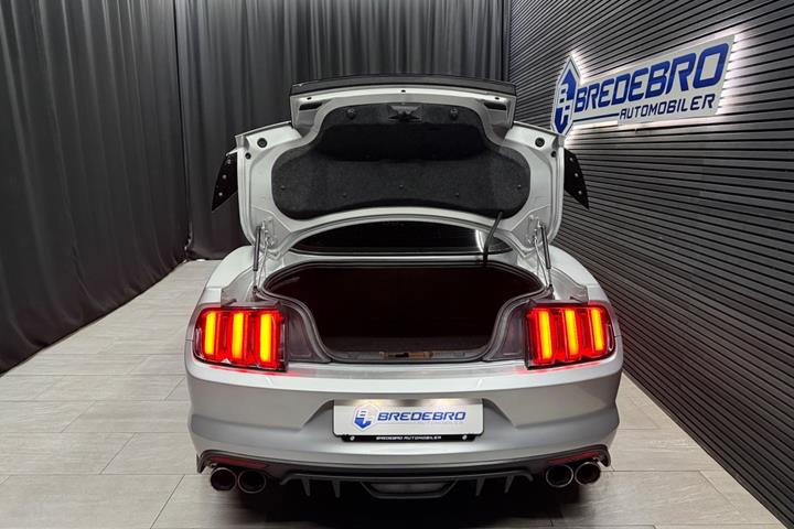 Sølv Ford Mustang fra 2017