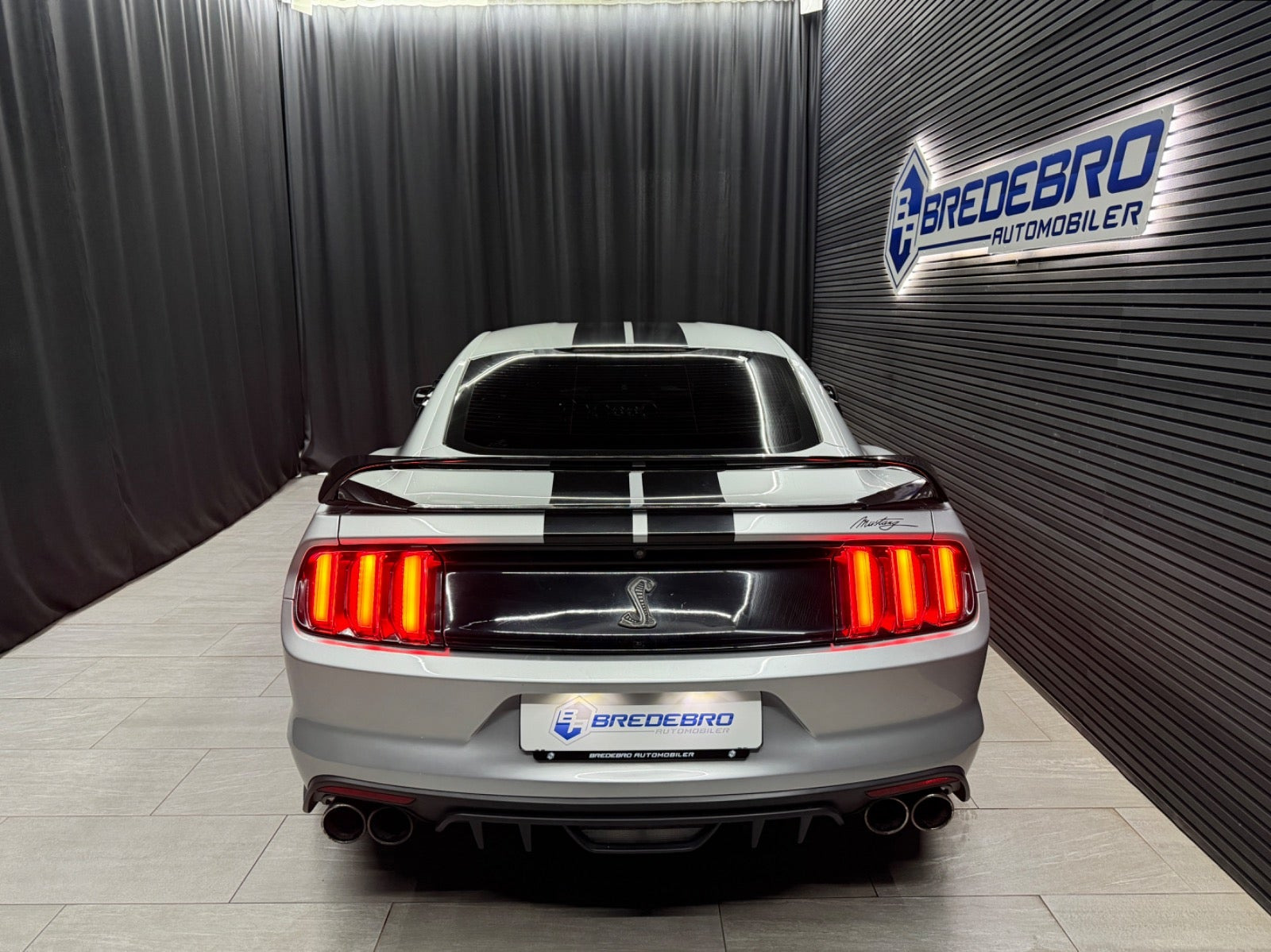 Sølv Ford Mustang fra 2017