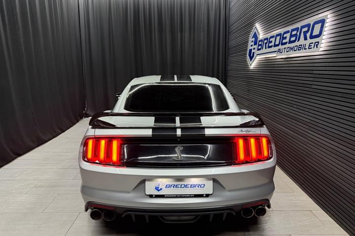 Sølv Ford Mustang fra 2017