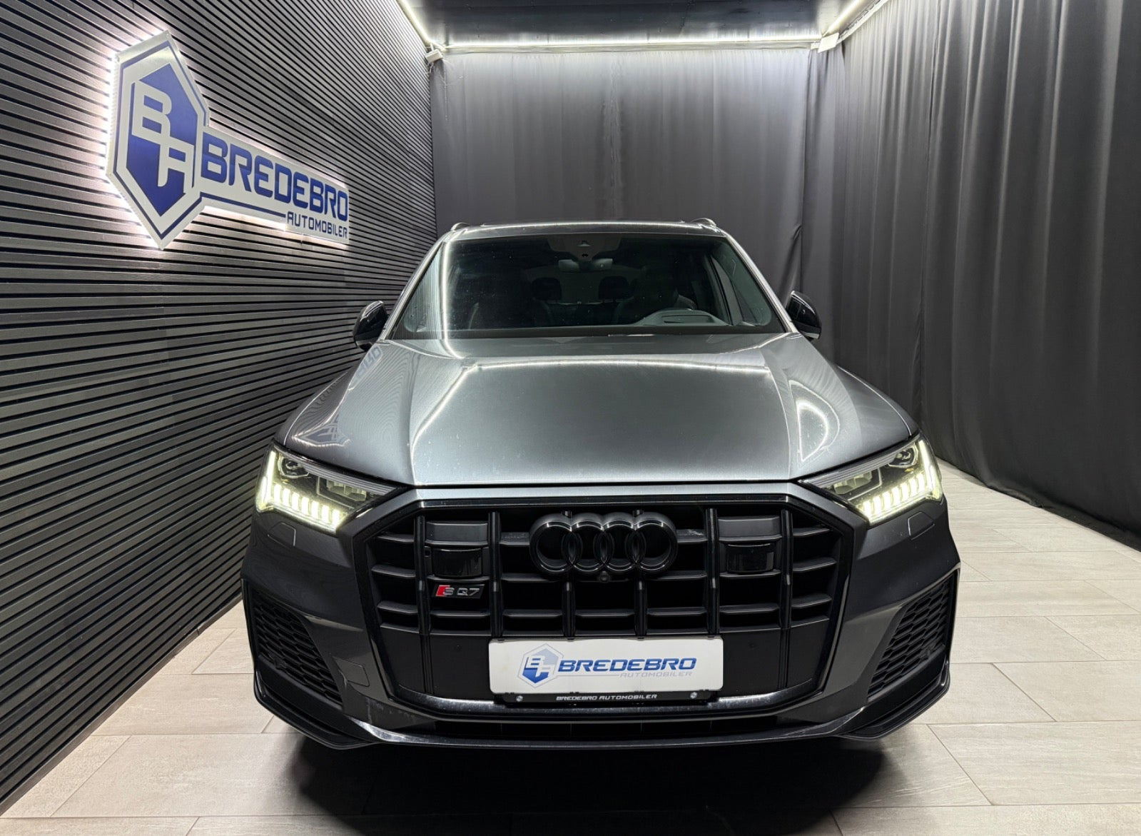 Grå Audi SQ7 fra 2020