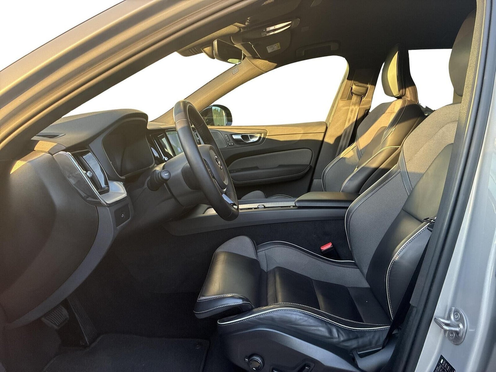 Grå Volvo XC60 fra 2023