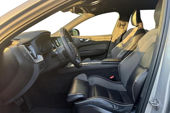 Grå Volvo XC60 fra 2023