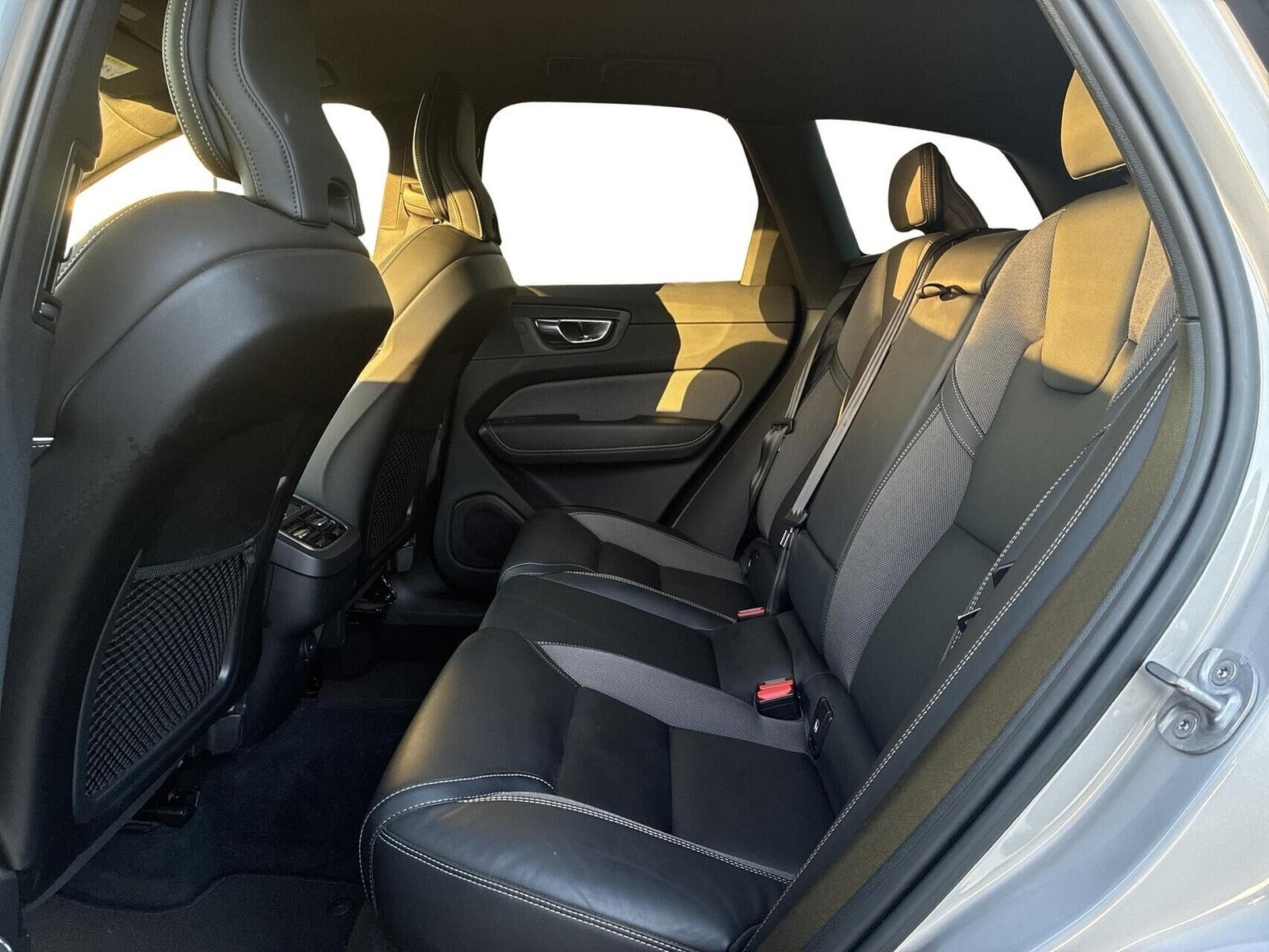 Grå Volvo XC60 fra 2023