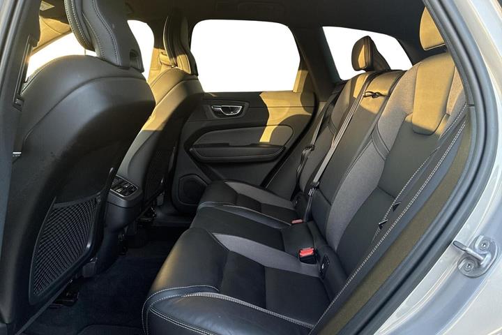 Grå Volvo XC60 fra 2023