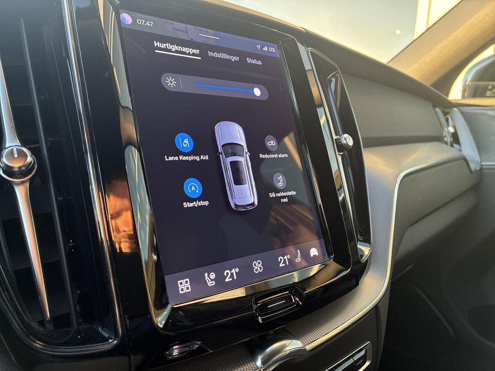 Grå Volvo XC60 fra 2023