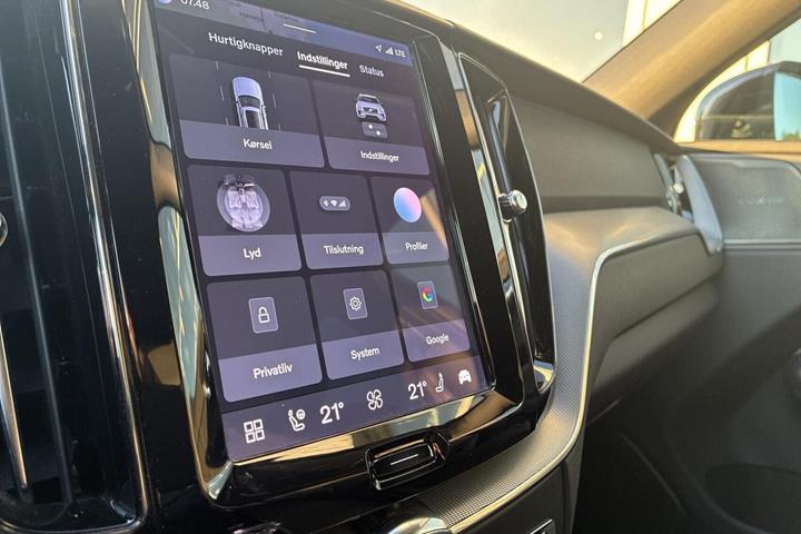 Grå Volvo XC60 fra 2023