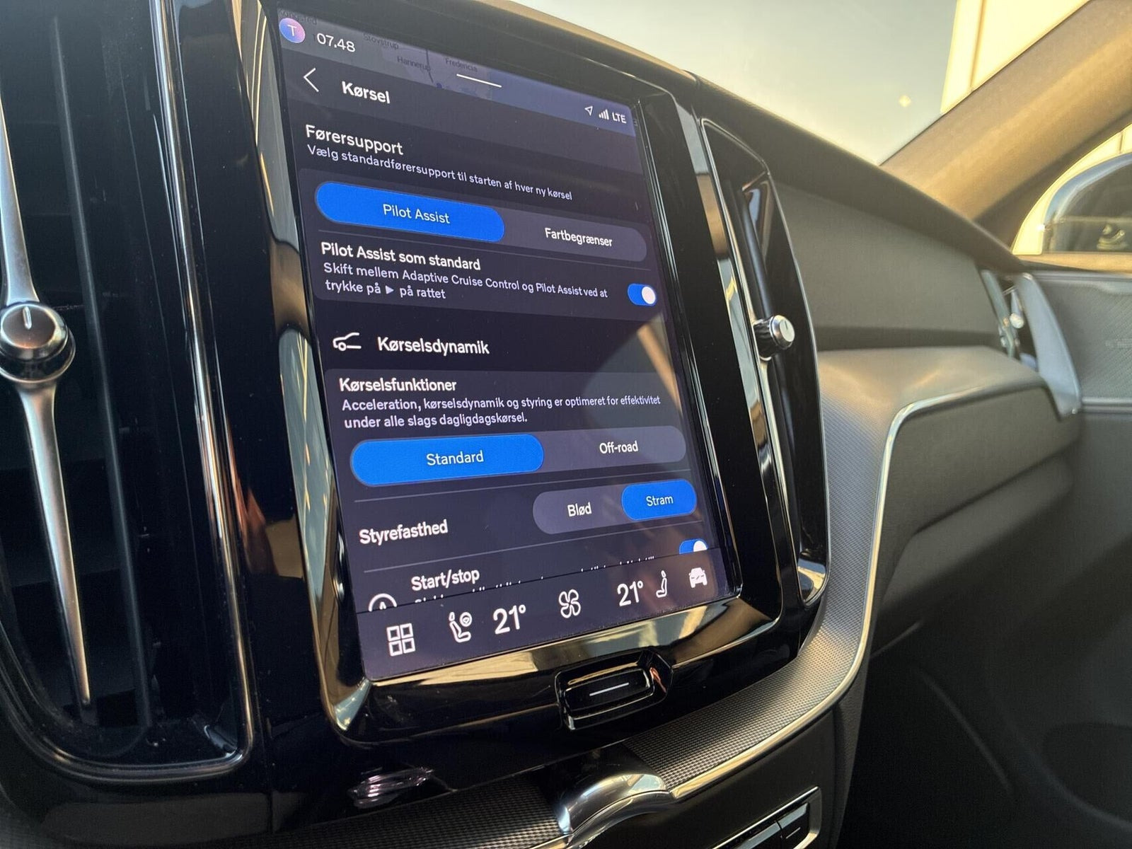Grå Volvo XC60 fra 2023