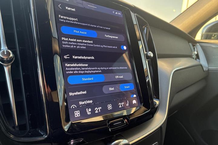 Grå Volvo XC60 fra 2023