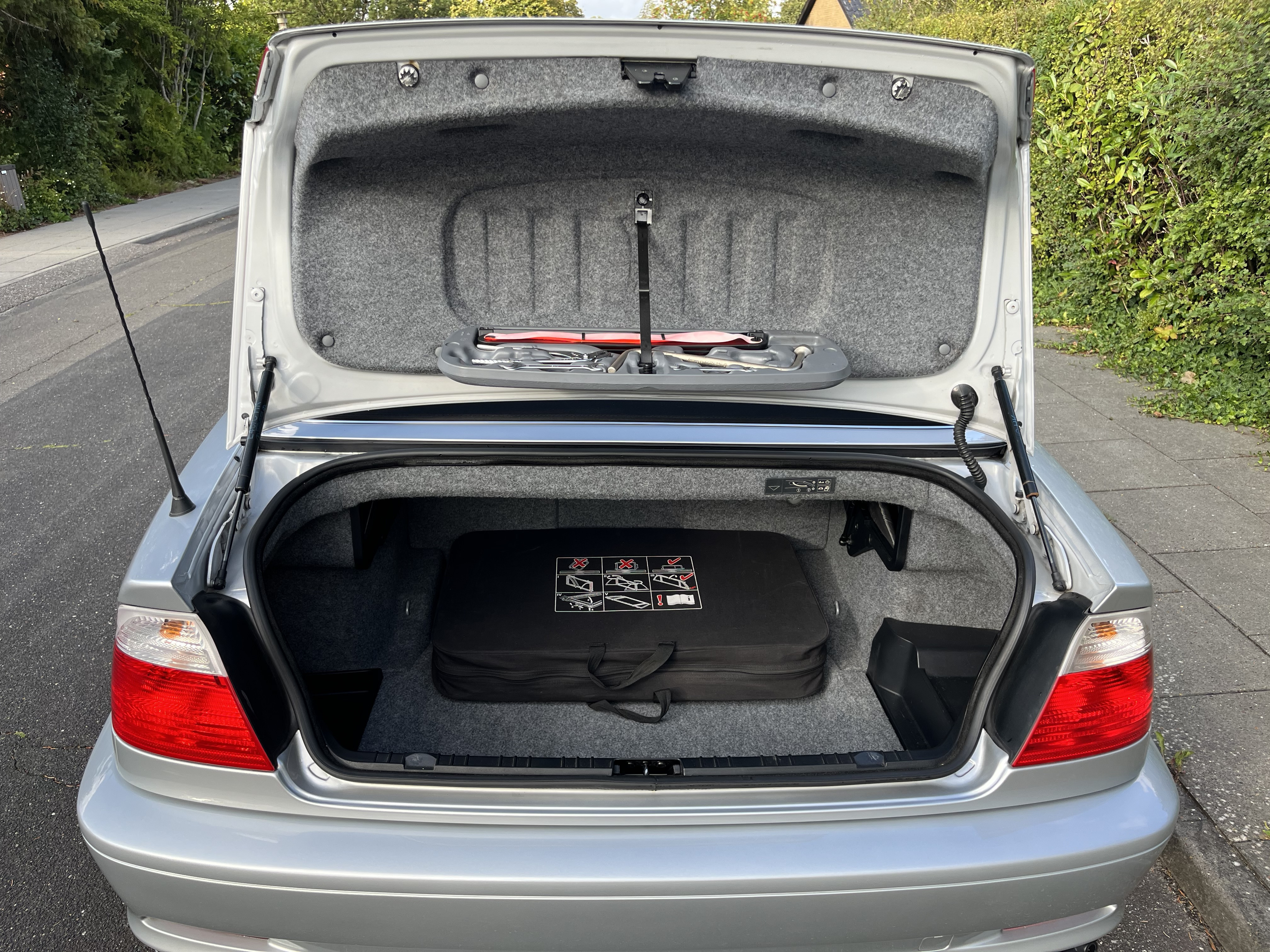 Sølv BMW 320 fra 2001