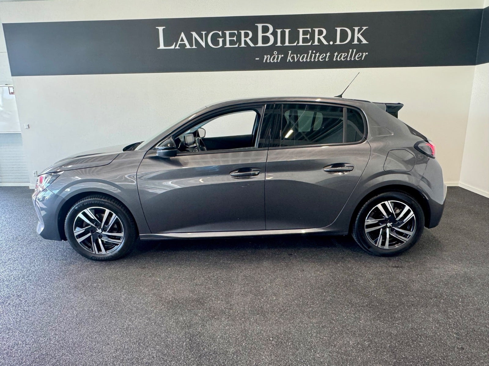 Grå Peugeot 208 fra 2022