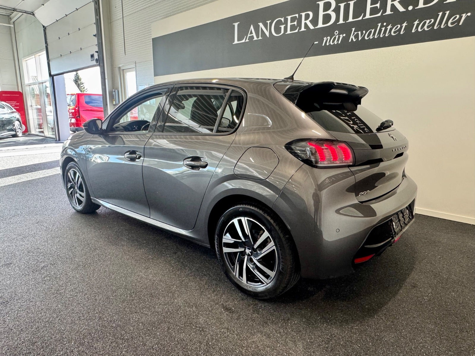 Grå Peugeot 208 fra 2022