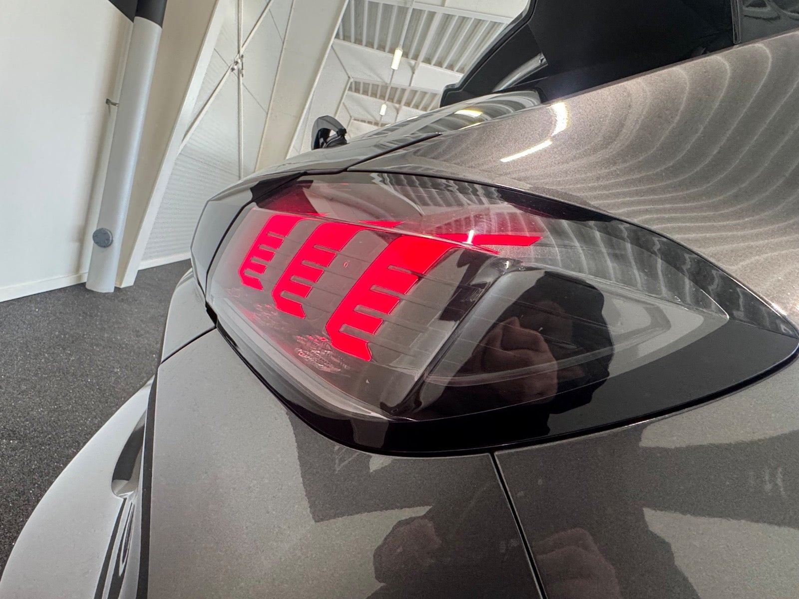 Grå Peugeot 208 fra 2022