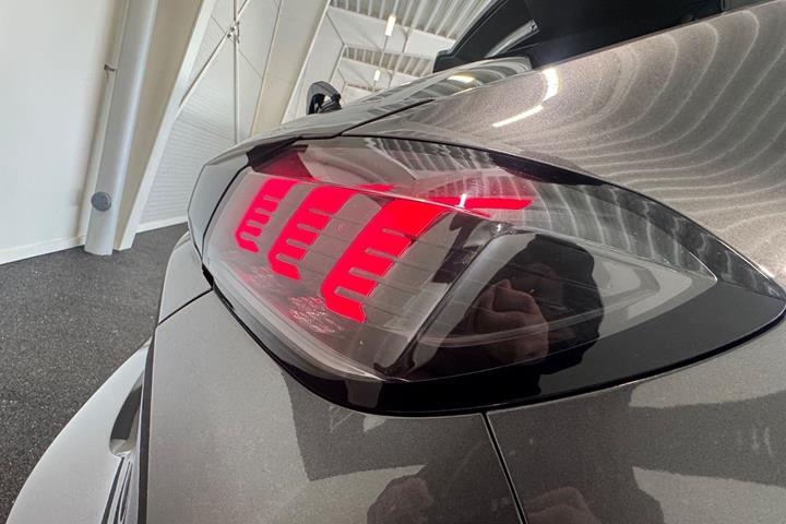 Grå Peugeot 208 fra 2022