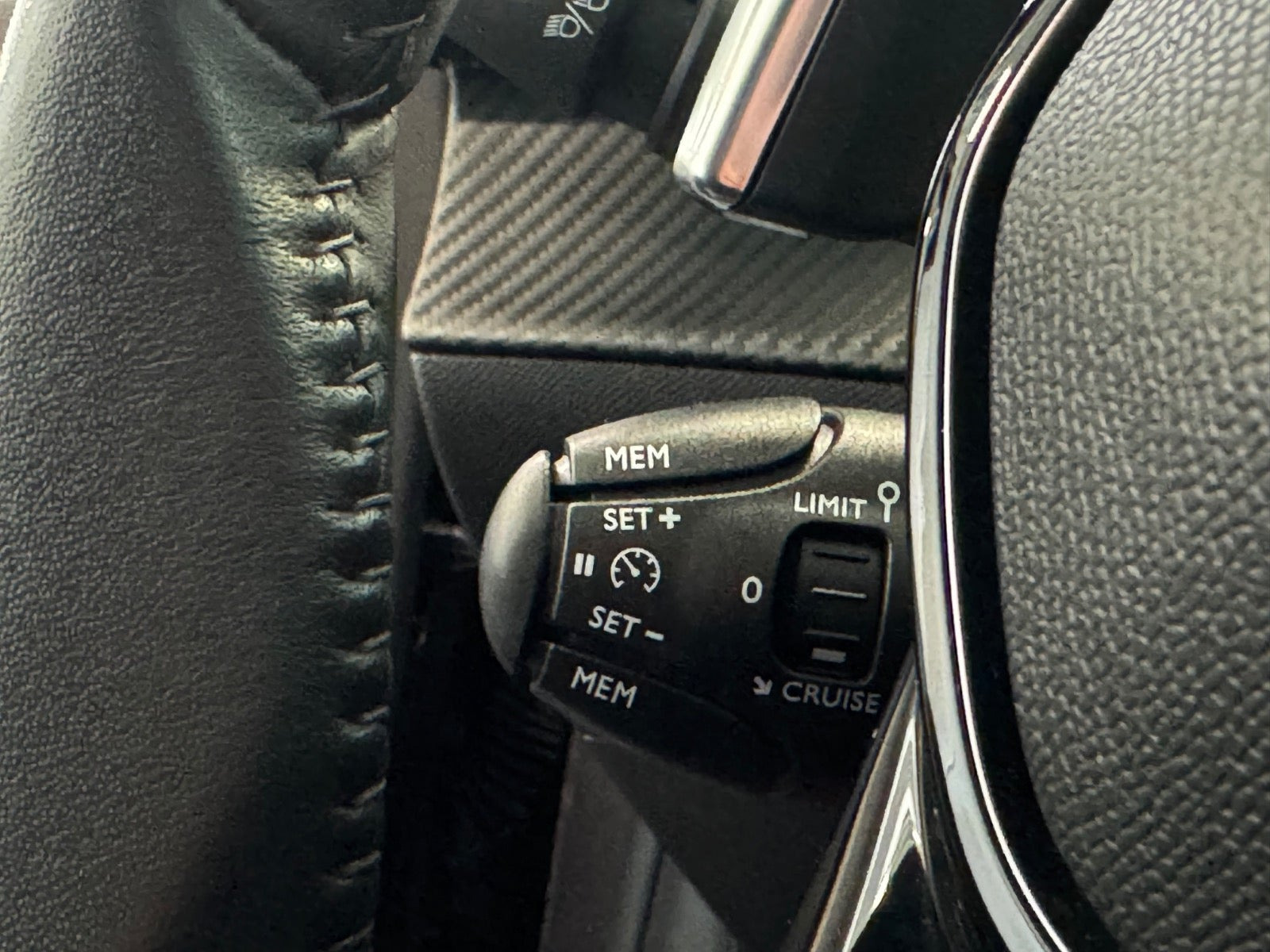 Grå Peugeot 208 fra 2022