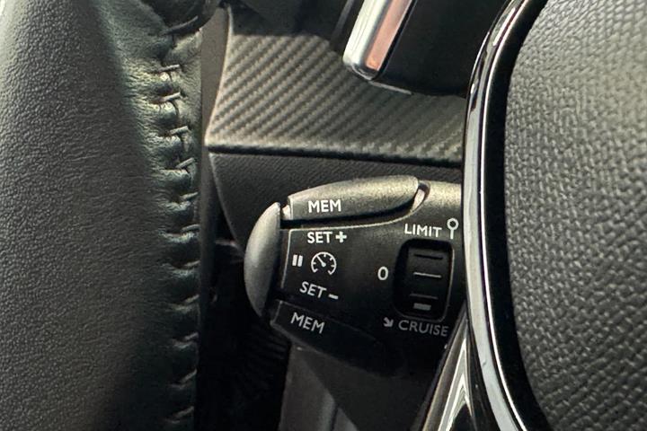 Grå Peugeot 208 fra 2022