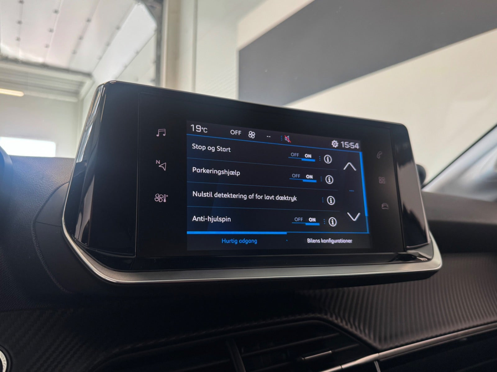 Grå Peugeot 208 fra 2022