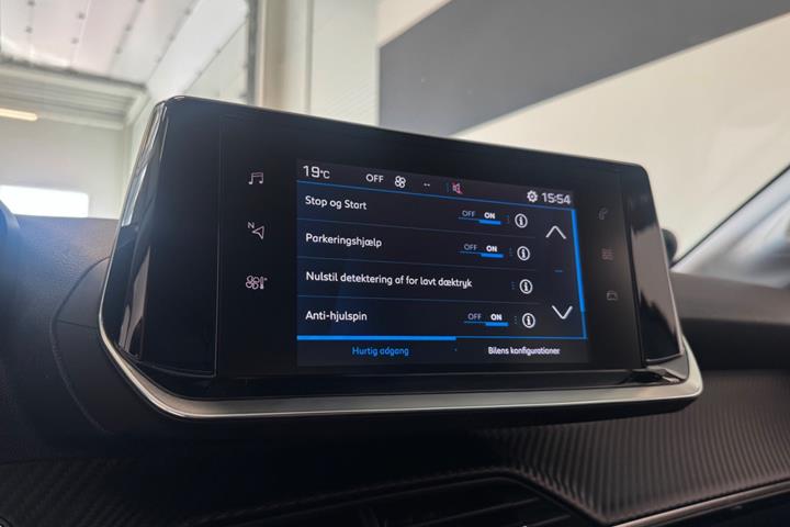 Grå Peugeot 208 fra 2022