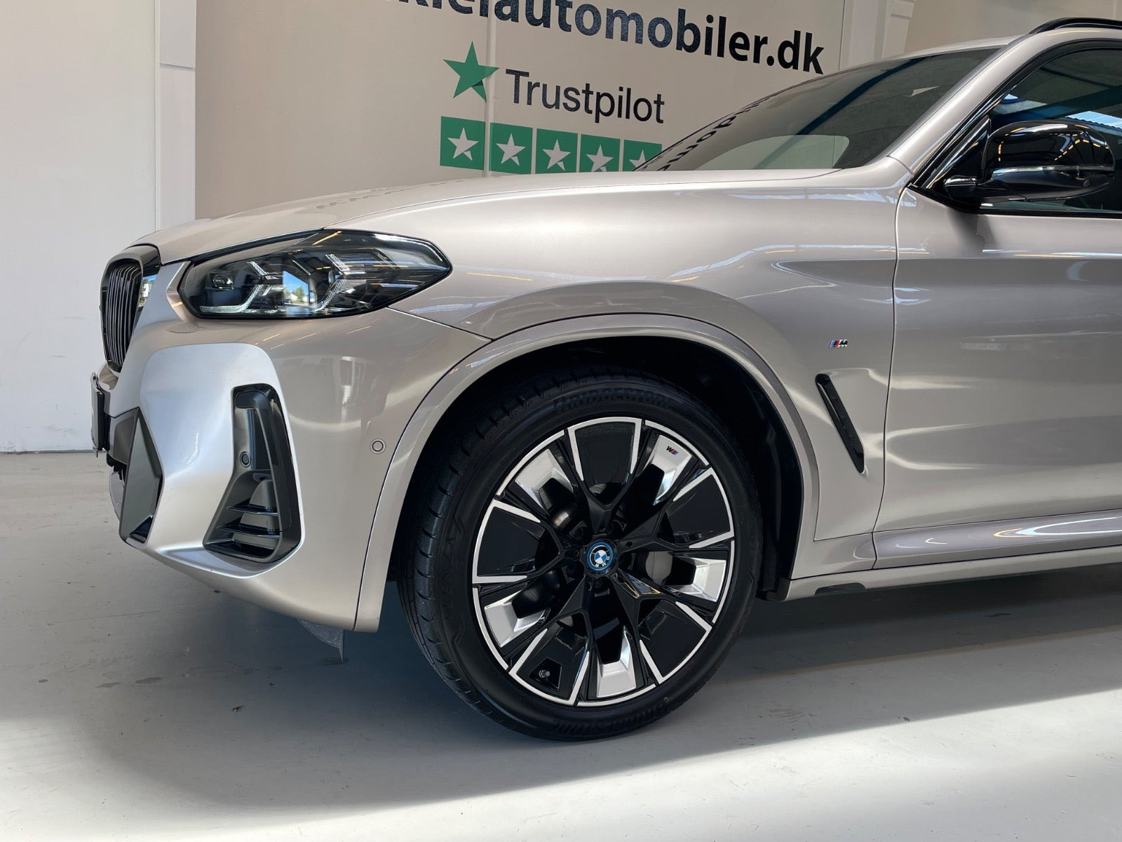Orange BMW iX3 fra 2023