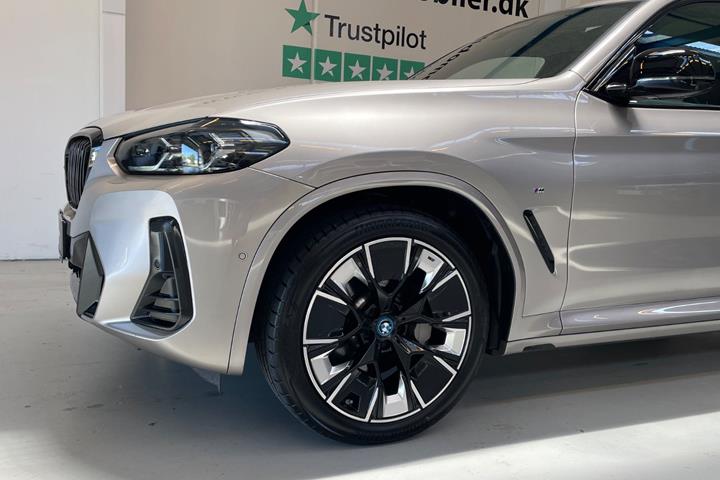 Orange BMW iX3 fra 2023