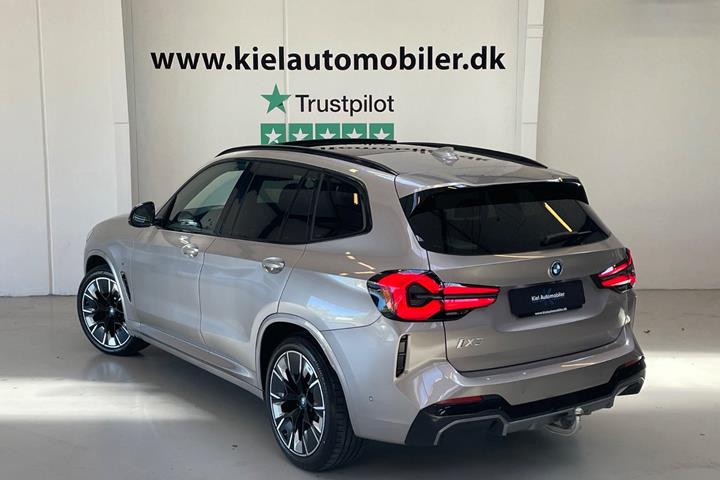 Orange BMW iX3 fra 2023