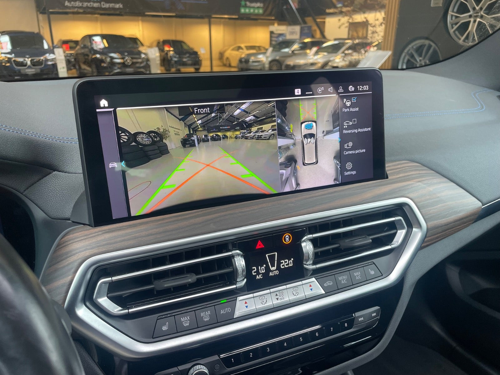 Orange BMW iX3 fra 2023
