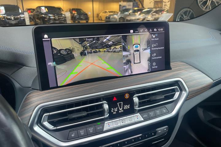 Orange BMW iX3 fra 2023