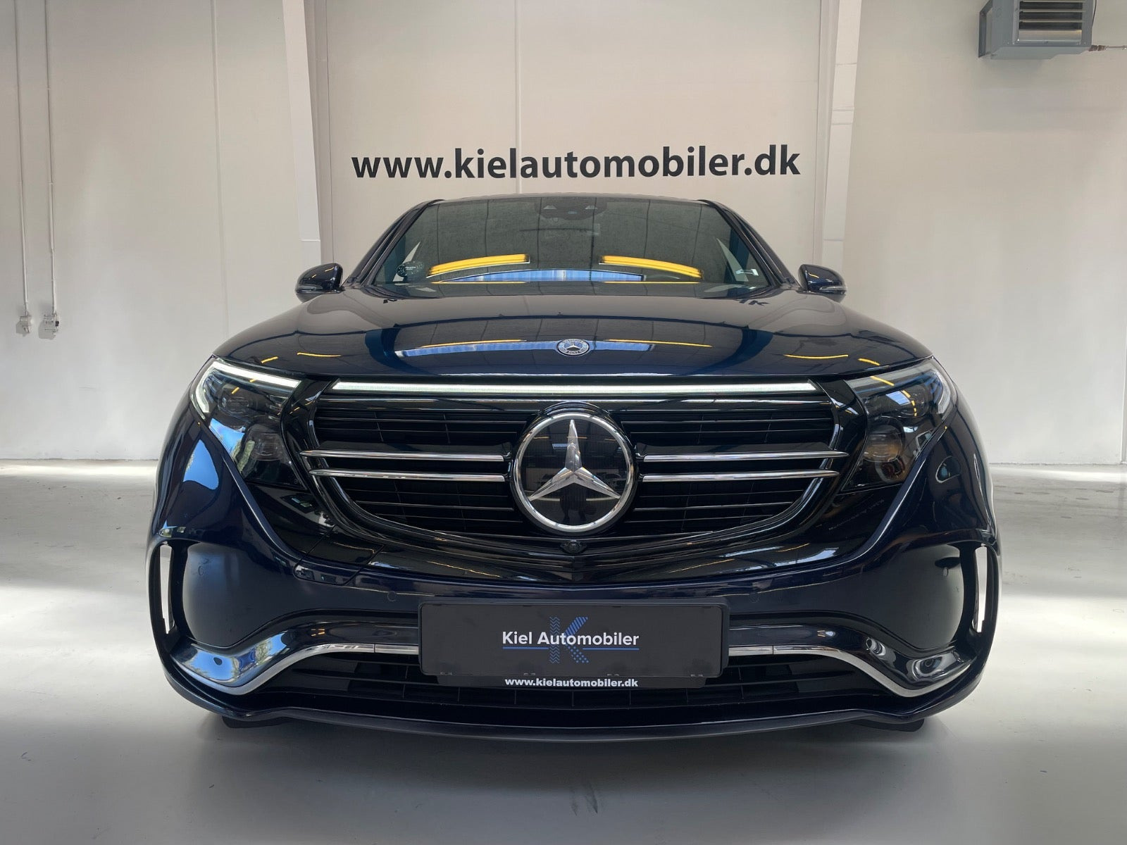 Blå Mercedes EQC400 fra 2021