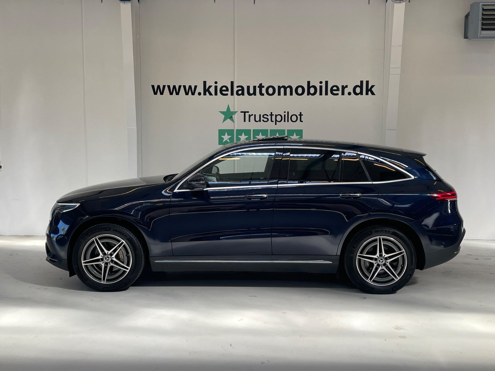 Blå Mercedes EQC400 fra 2021